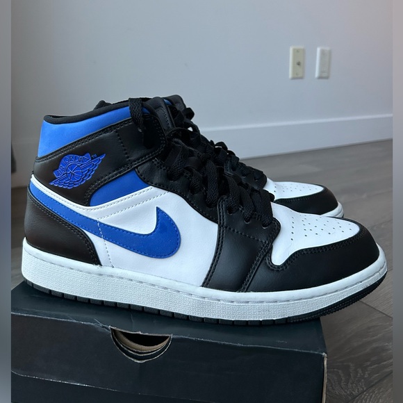 Nike Air Jordan 1 Mid
Men’s Size 9 - Picture 2 of 8